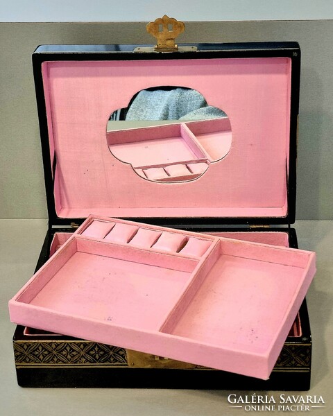 Nagy méretű keleti antik gyöngyház és csont berakásos festett lakk doboz