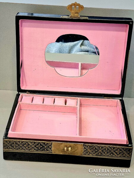 Nagy méretű keleti antik gyöngyház és csont berakásos festett lakk doboz