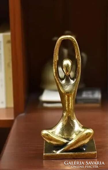 Jógázó nő öntött réz figura