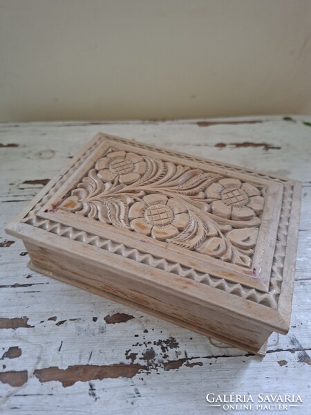 Faragott díszdoboz