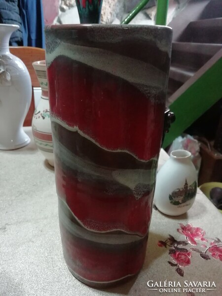 Kerámia váza 27. a képeken látható állapotban van.Aukció több száz termék vegye vigye