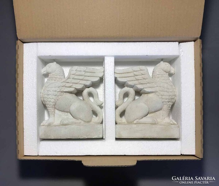 VÉRTESI Ági (1975-): Griff szobor, könyvtámasz-pár (2 db) 2012.