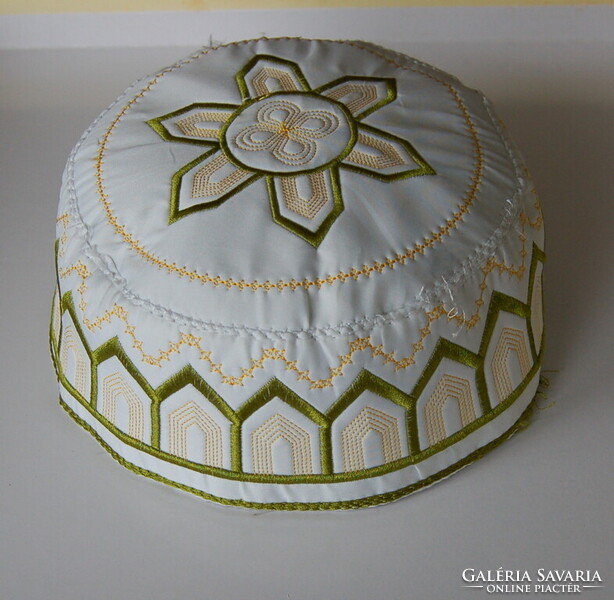 Muszlim arab sapka kufi topi / feher himzett
