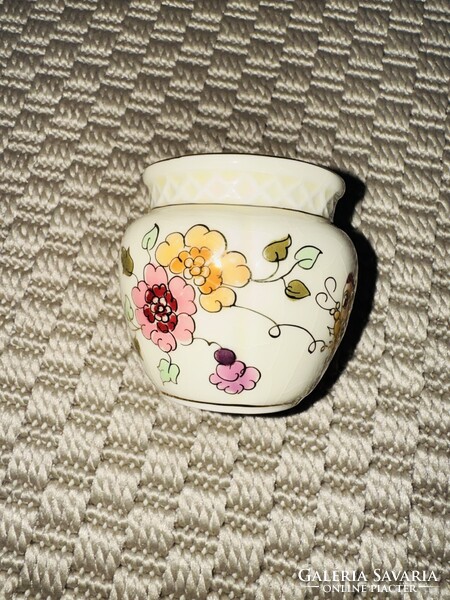 Zsolnay pillangó és virág mintás mini porcelán váza elefántcsont színben, kézzel festett, aranyoz.