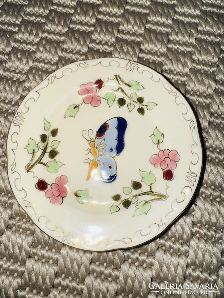 Zsolnay pillangós alátát, szalv.gyűrűtartó, kézzel festett, hibátlan állapotban. vajszínű porc.