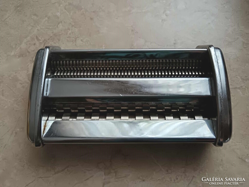 Marcato Atlas tésztagép és nyújtógép + 1 mm, 3 mm, spagetti és a Ravioli 45x45 mm adapter.