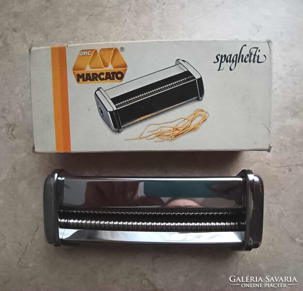 Marcato Atlas tésztagép és nyújtógép + 1 mm, 3 mm, spagetti és a Ravioli 45x45 mm adapter.