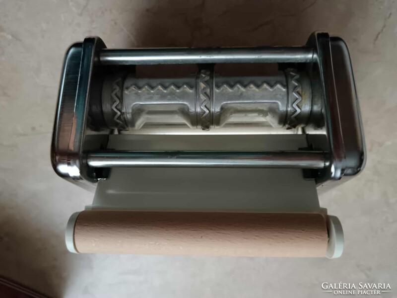 Marcato Atlas tésztagép és nyújtógép + 1 mm, 3 mm, spagetti és a Ravioli 45x45 mm adapter.