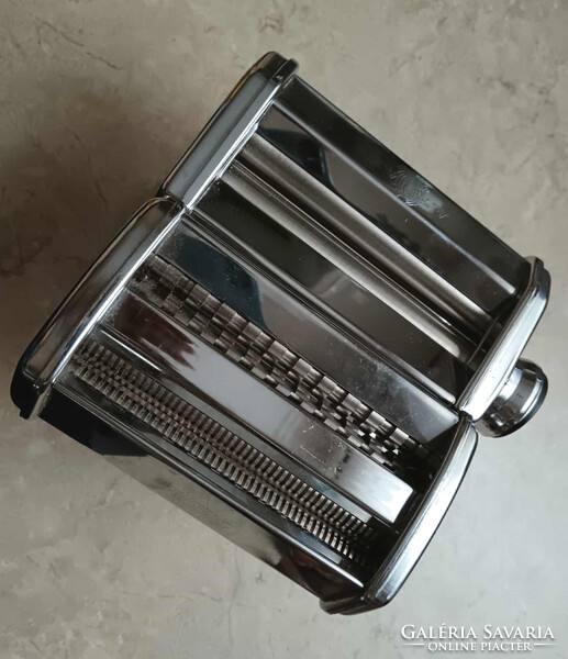 Marcato Atlas tésztagép és nyújtógép + 1 mm, 3 mm, spagetti és a Ravioli 45x45 mm adapter.