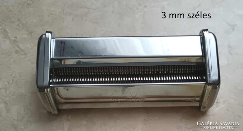 Marcato Atlas tésztagép és nyújtógép + 1 mm, 3 mm, spagetti és a Ravioli 45x45 mm adapter.