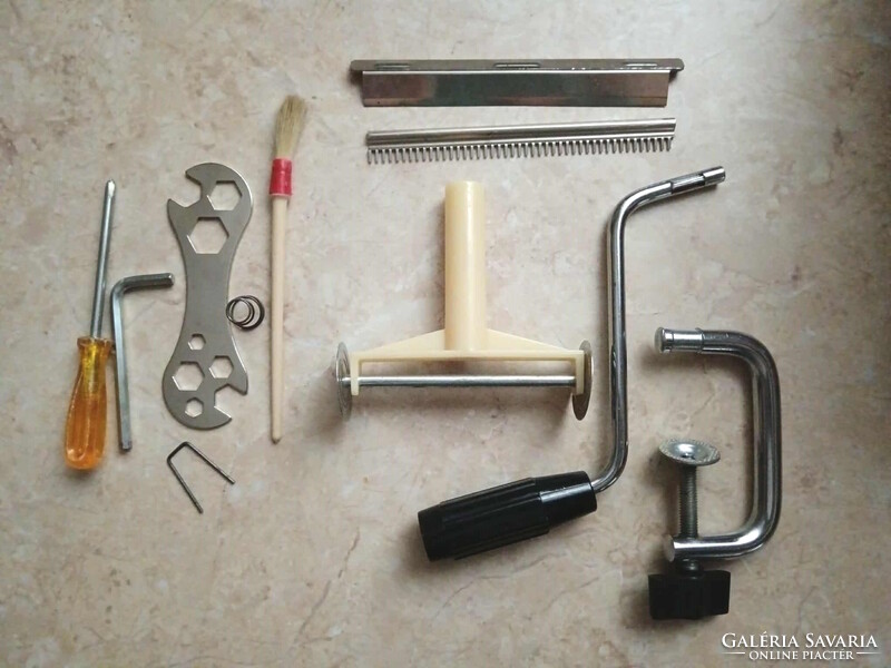 Marcato Atlas tésztagép és nyújtógép + 1 mm, 3 mm, spagetti és a Ravioli 45x45 mm adapter.