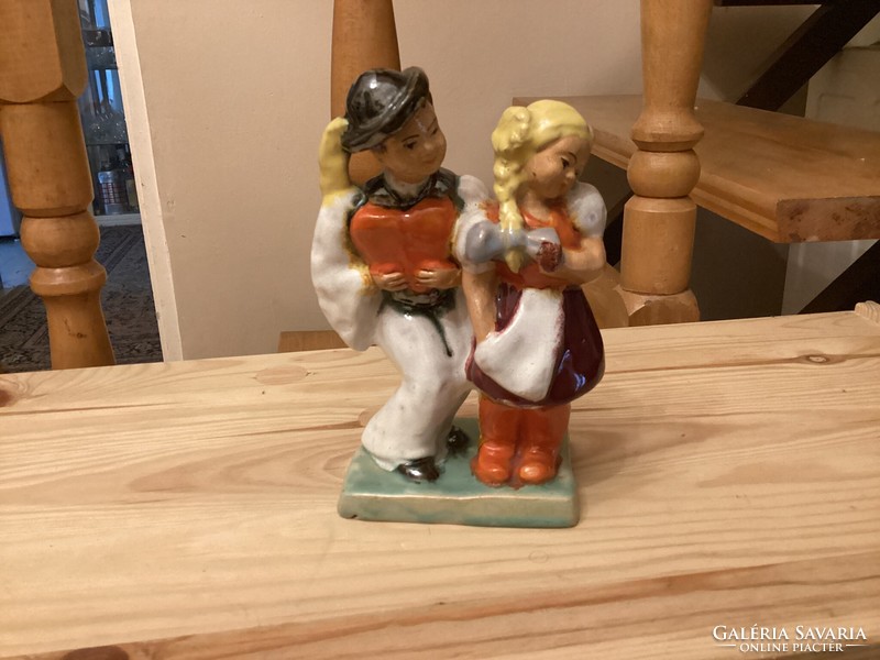 Népi kerámia kislány és fiú páros .