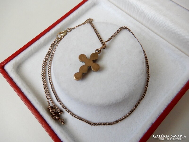 Régi kisméretű kereszt medál láncon, gránát kövekkel