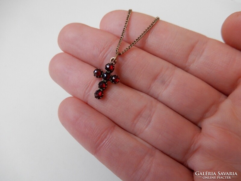 Régi kisméretű kereszt medál láncon, gránát kövekkel