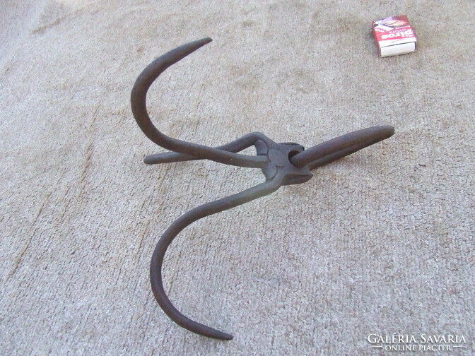 Antik kovácsolt csáklya