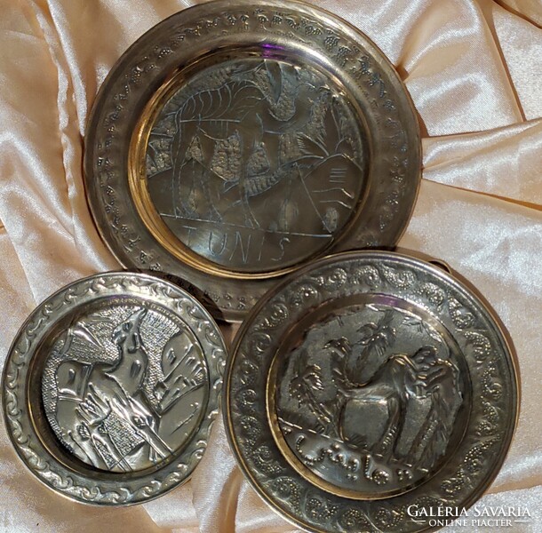 Sárga réz tál tálka falidísz dísz hamutartó hamutál domborműves vésett teve Tunézia 3 darab csomag