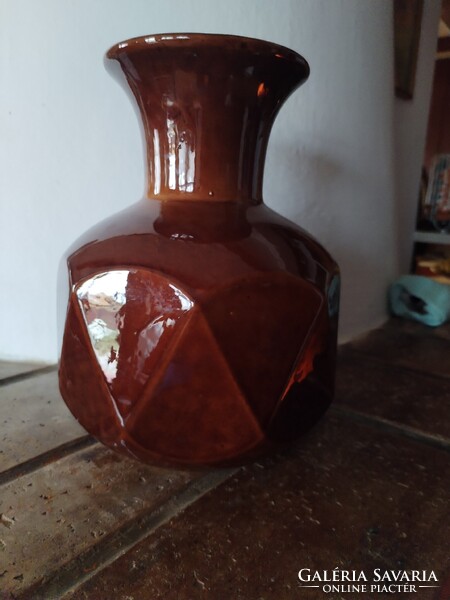 Barna mázas különleges alakú váza