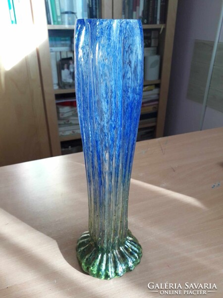 Horváth Márton által készített irizált üvegváza