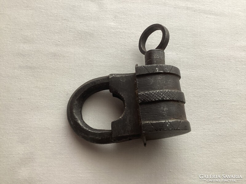 Antik kovácsolt vas lakat .