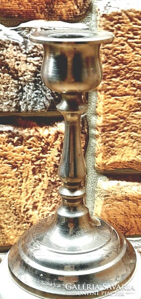 Ezüstszínű Fém gyertyatartó klasszikus forma