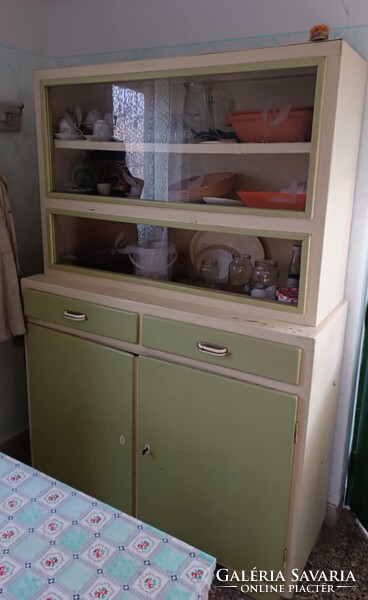 Szép állapotú kredenc