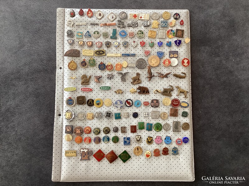 Kb. 150 darab kitűző .