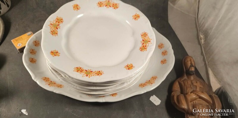 Zsolnay tányérok kínálóval 654