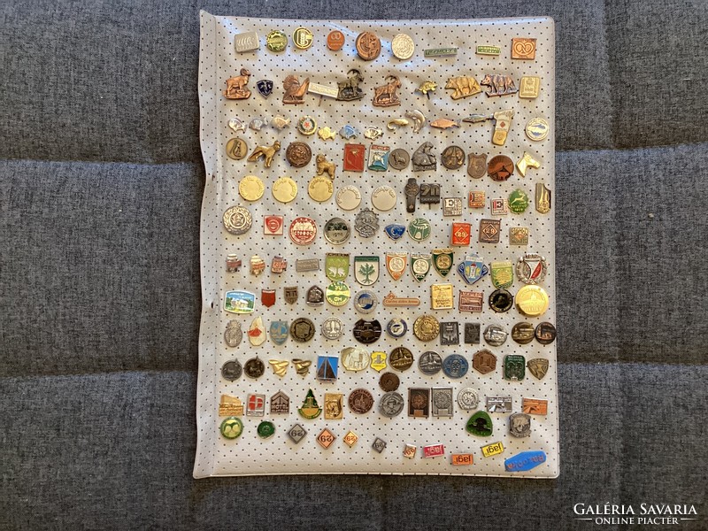 Kb. 140 darab kitűző .