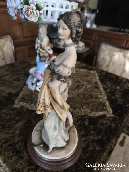 Gyűjtői, Capodimonte Bruno Merli porcelánfigura - Hölgy orosz agár kutyával.  1981