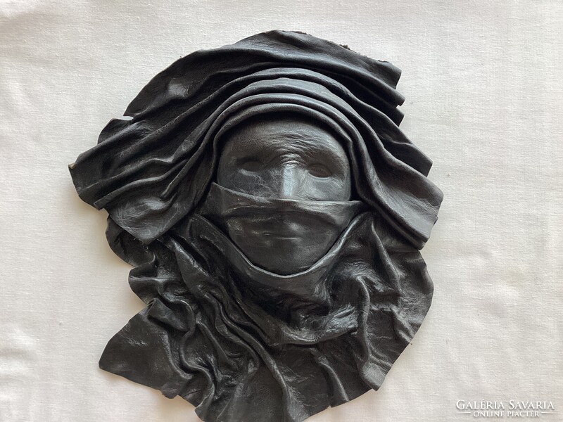 Bőr női  arcmaszk falra akasztható .