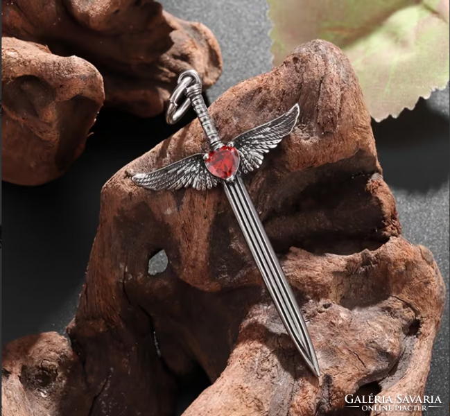 Középkori Angyalszárnyas Kereszt,Kard Medálos Piros cirkónia kővel,nyakláncon szép fényes mind a ke