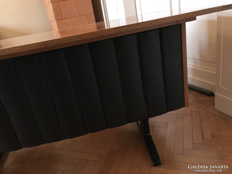 Ritkaság!!Elegáns mid- century modern , varrott műbőrrel díszített íróasztal