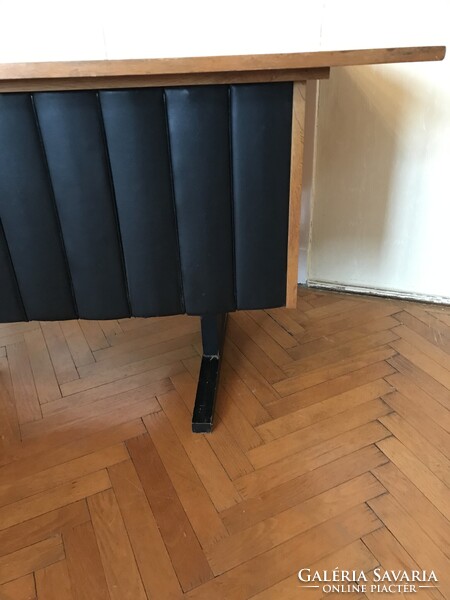 Ritkaság!!Elegáns mid- century modern , varrott műbőrrel díszített íróasztal