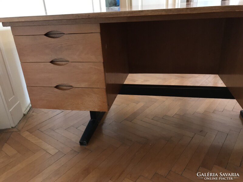 Ritkaság!!Elegáns mid- century modern , varrott műbőrrel díszített íróasztal