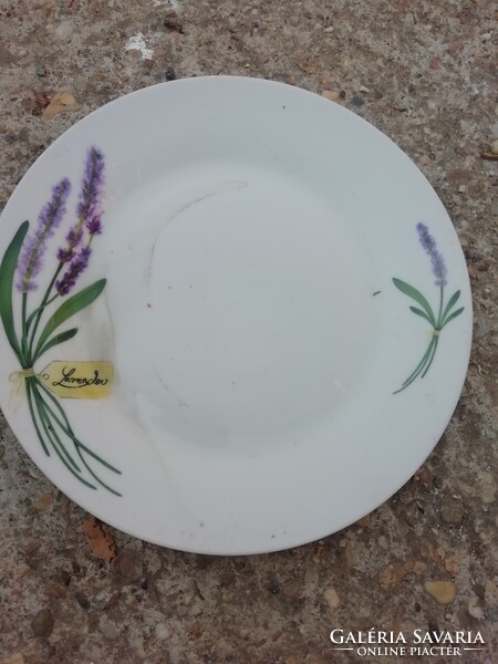 Levendulás porcelán tányér képeken látható állapotban.Akció Aukció több száz termék vegye vigye