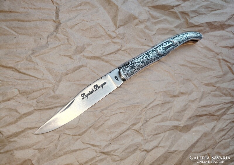 LAGUIOLE Bougna bicska, gyűjteményből. Szarvasos, vadászjelenetes. Kés, bicska, tőr, borotva.