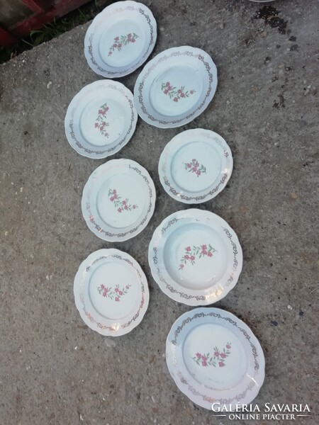 Régi porcelán tányérok 8 db képeken látható állapotban.Akció Aukció több száz termék vegye vigye