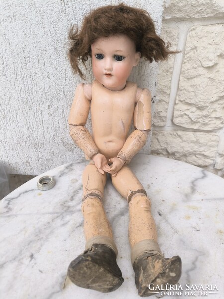 Antik porcelán biszkvit fejű baba jelzett fa testű , eredeti àllapotban, üveg szem , csuklós test..