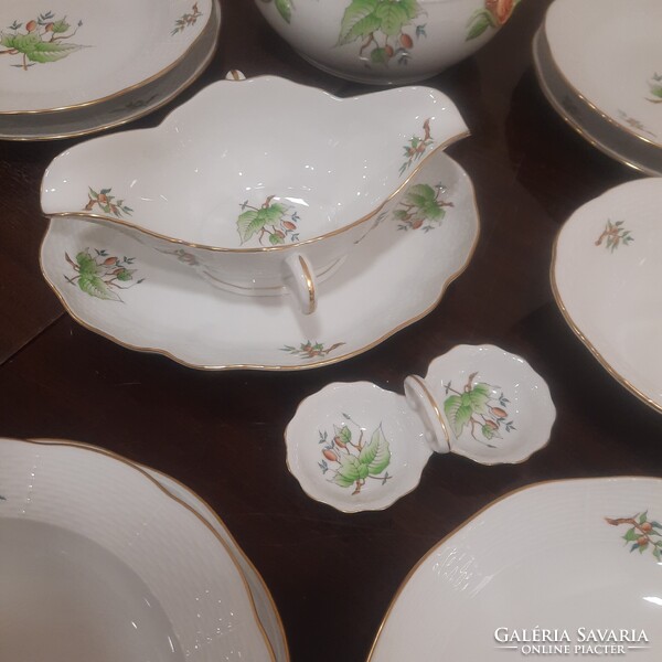 Herendi hecsedli, csipkebogyó mintás porcelán étkészlet