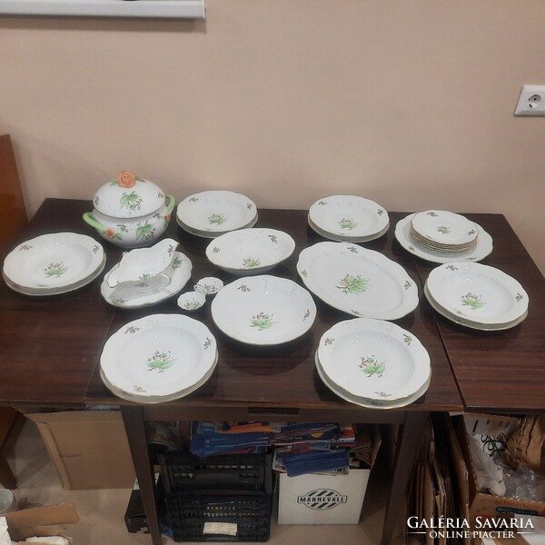 Herendi hecsedli, csipkebogyó mintás porcelán étkészlet