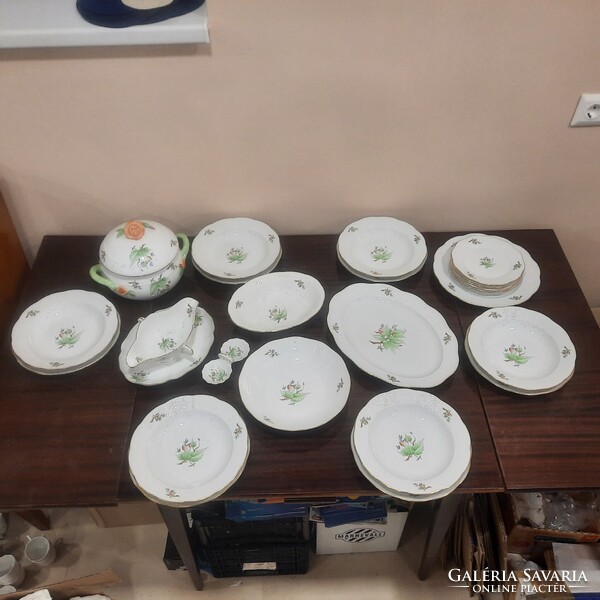 Herendi hecsedli, csipkebogyó mintás porcelán étkészlet