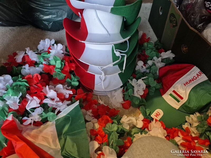 Rajongói kalap és nyakba akasztható virág lánc