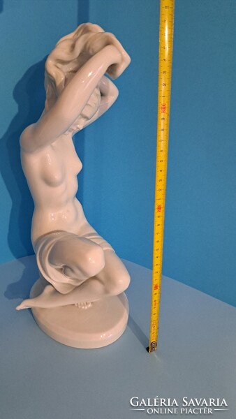 Herendi Fürdöző , 37 cm Haját fésülő Nő , Haját mosó Nő eladó !