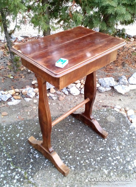 Biedermeier varróasztalka.