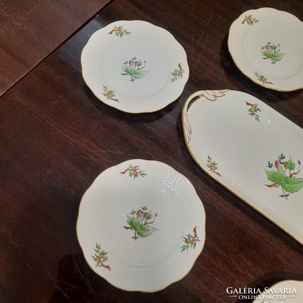 Herendi hecsedli, csipkebogyó mintás porcelán süteményes készlet