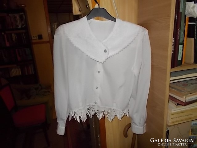 Gyönyrű csipkés aljú és gallérú lányka blúz.