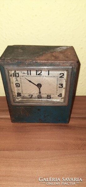 Régi, mechanikus asztali ébresztőóra.