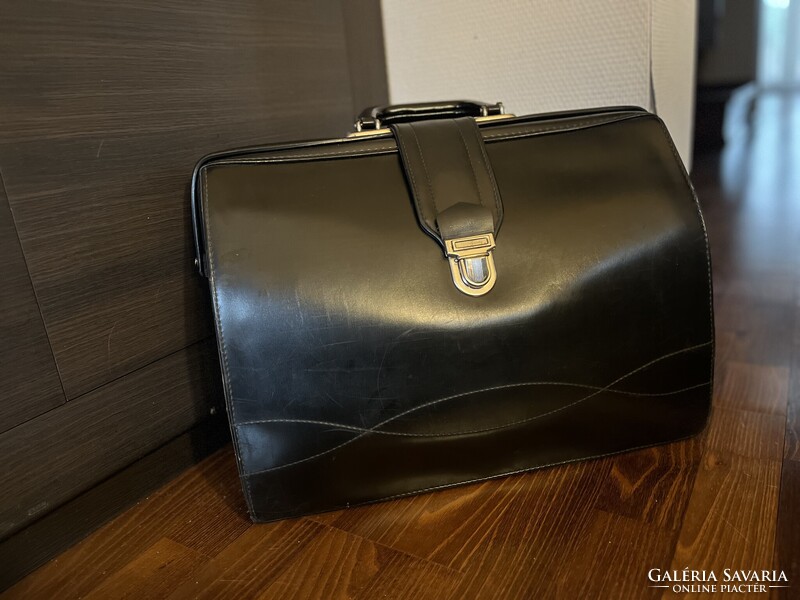 Régi orvosi táska, masszív darab