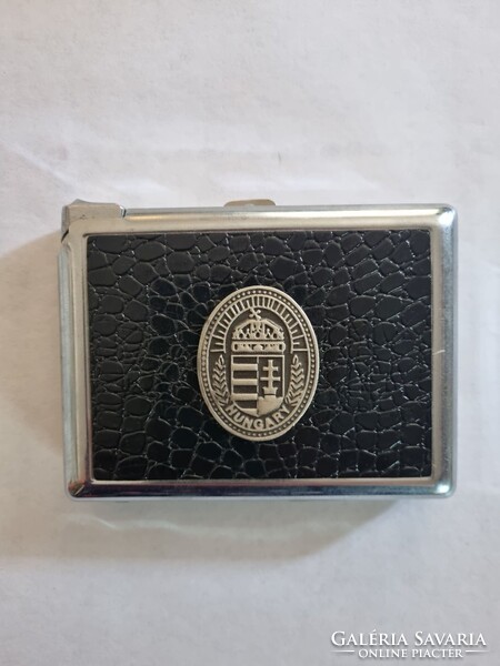 Címeres cigaretta tárca öngyújtóval beépítve