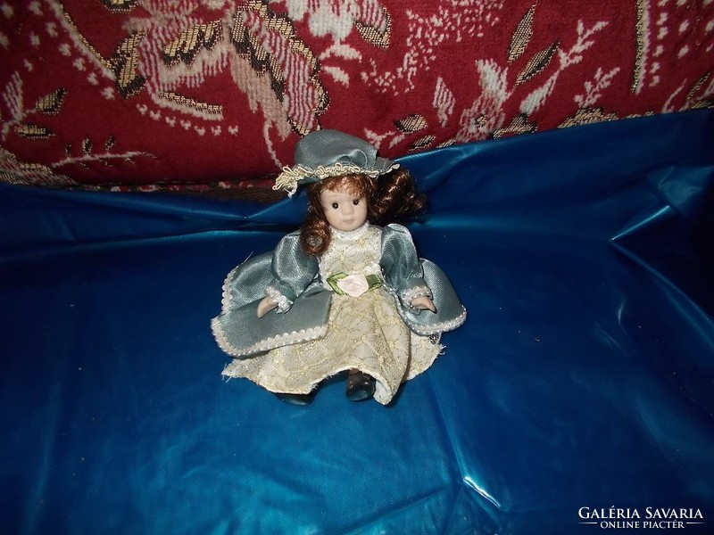 Kis méretű porcelán baba